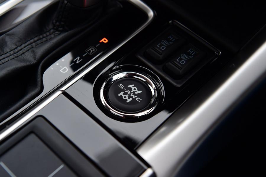 Детали интерьера Mitsubishi Eclipse Cross Black Connected 2019 года  (UK) (фото 7 из 13)